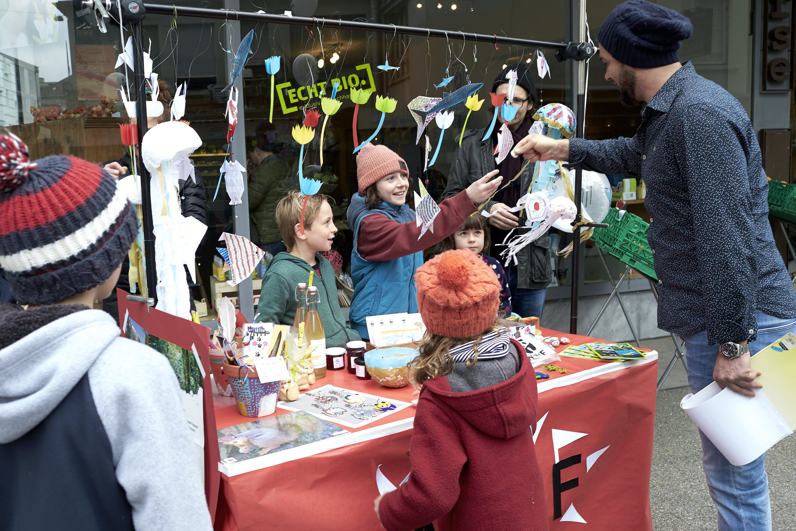 Des enfants sur leur stand de vente.