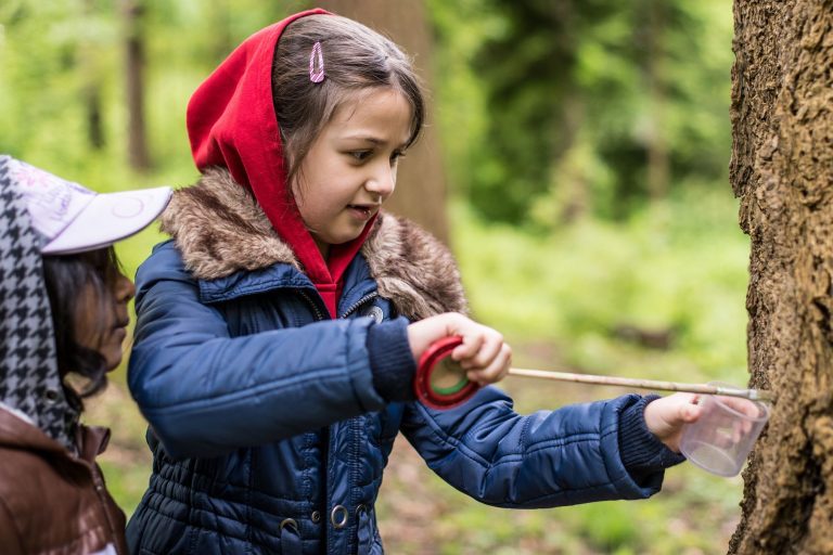 Una bambina a lezione all'aria aperta