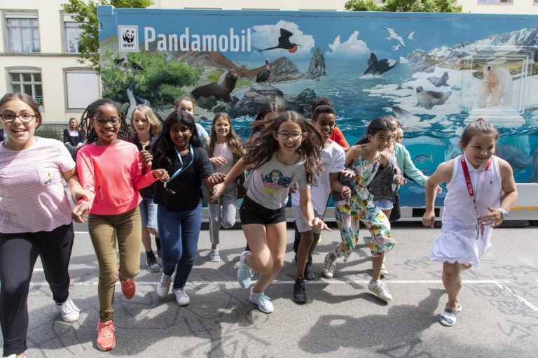 Il Pandamobil è arrivato in una scuola.