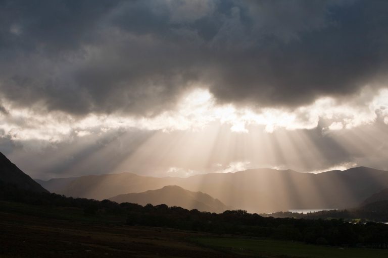 Sonne bricht durch die Wolken