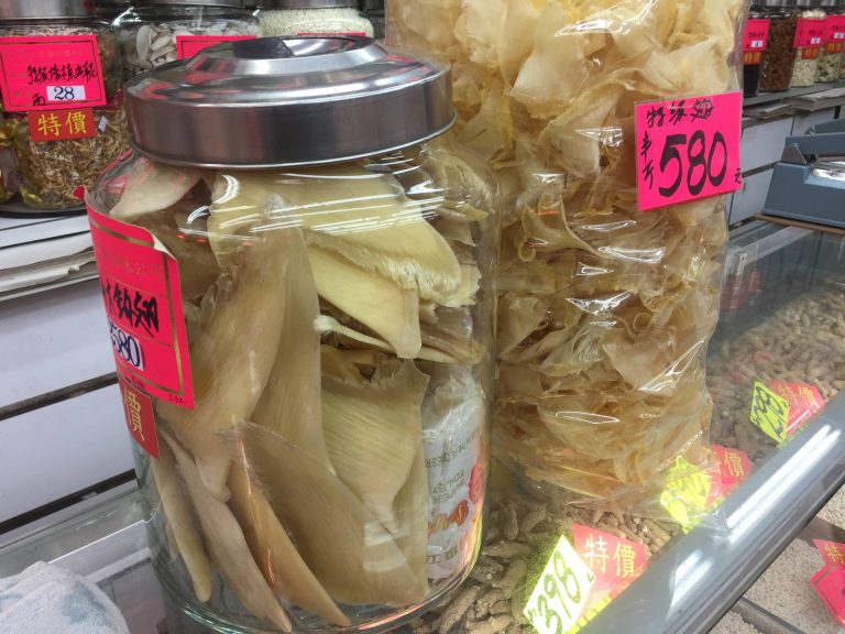 Ailerons de requin séchés dans un magasin à Hong Kong