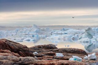 Eine Fels- und Eisberglandschaft in Grönland.