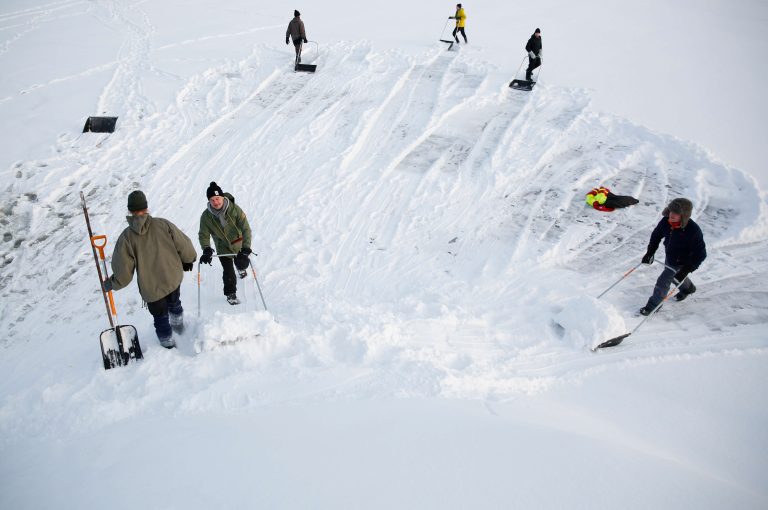 Freiwillige helfen dem WWF Finnland, Schneehaufen für die Saimaa-Ringelrobben zu schaufeln.