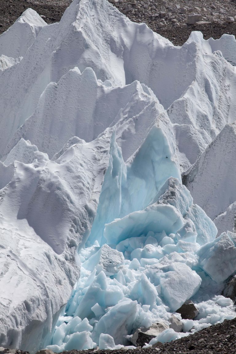 Fonte d'un glacier au pied du Mont Everest au Népal