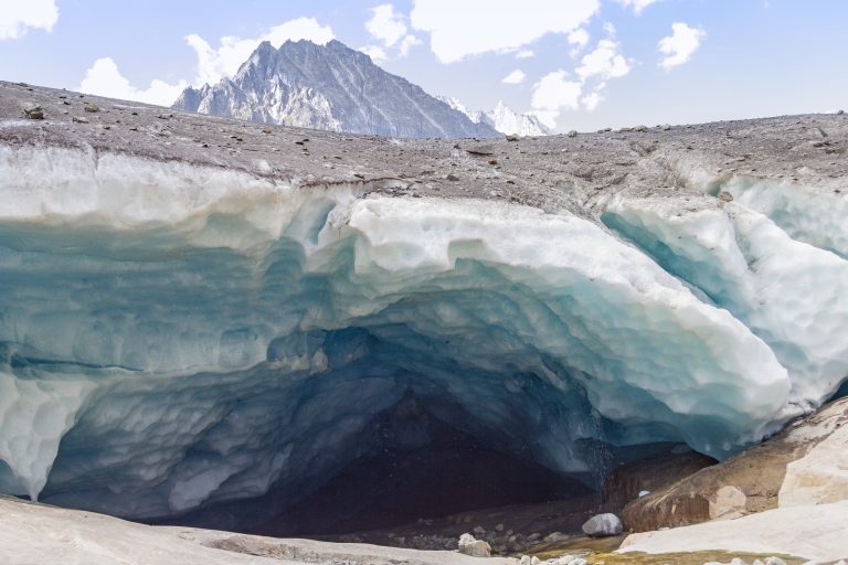 Une grotte de glace dans le Glacier d'Aletsch, à Fiesch