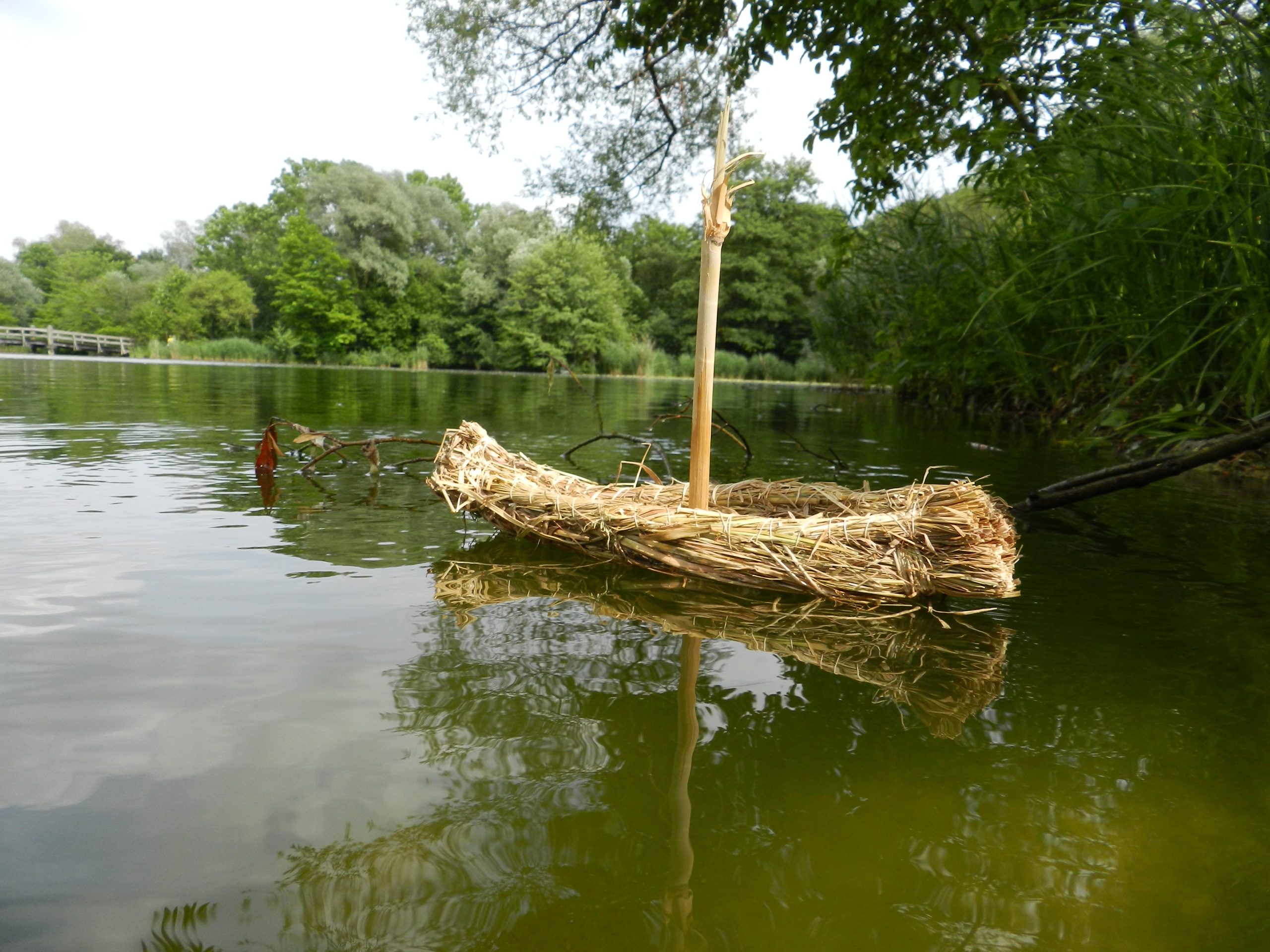 Un bateau en paille terminé