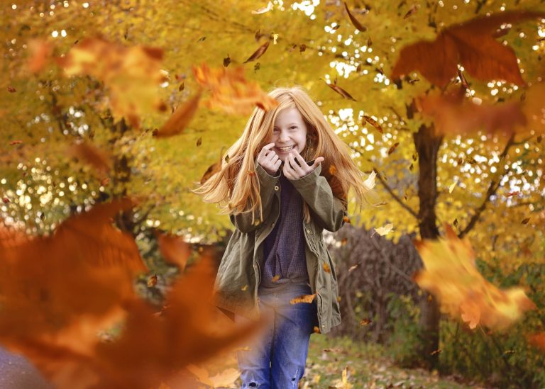 Mädchen im Herbstwald