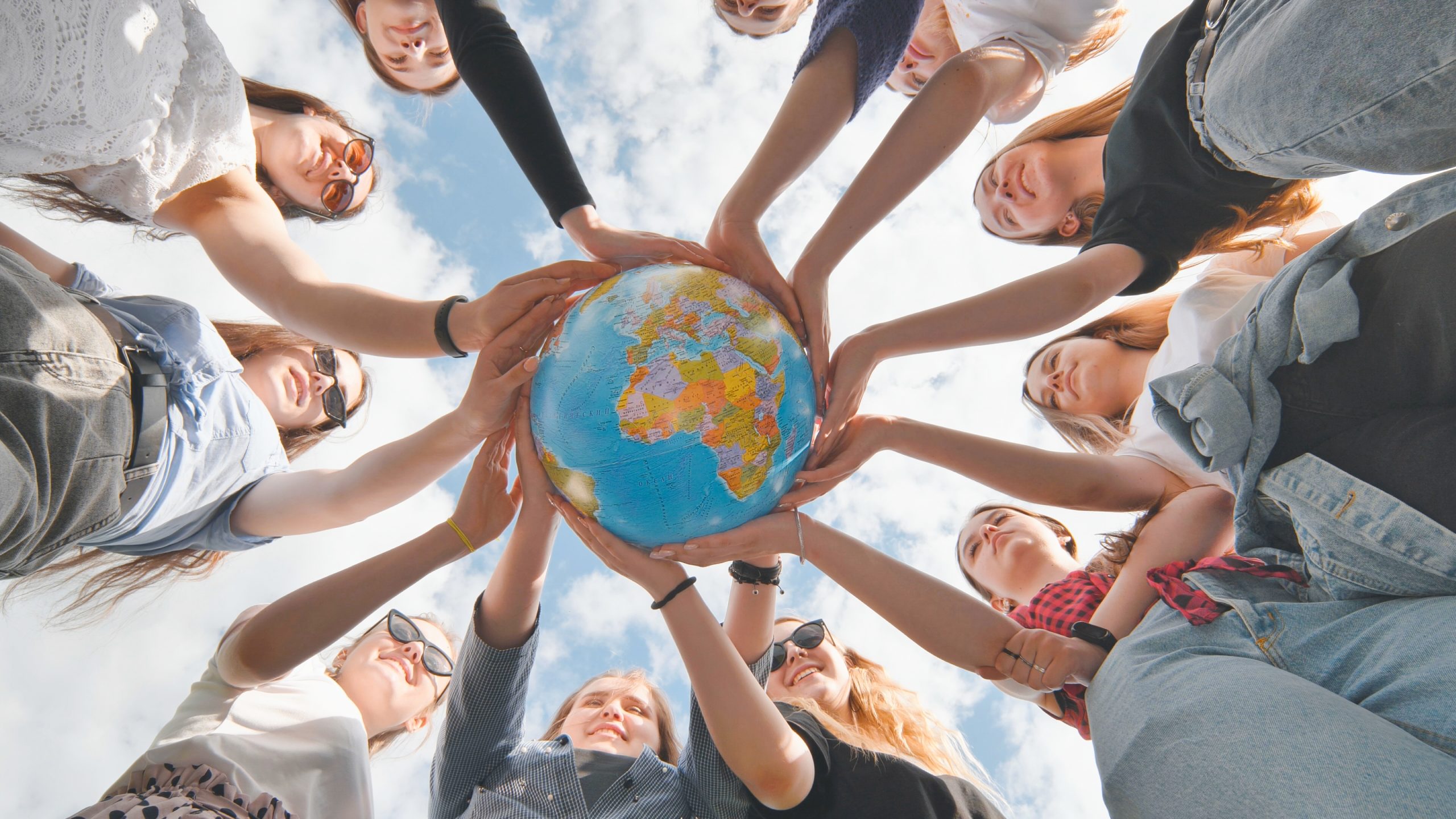 Un groupe de jeunes tenant un ballon de la terre