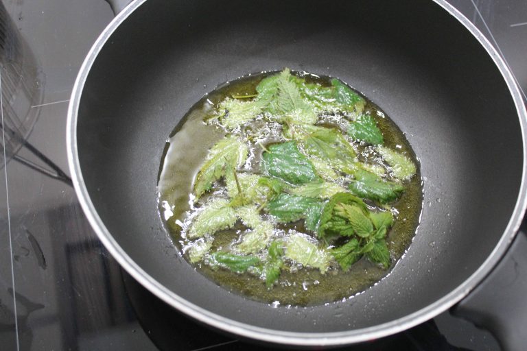 Foglie di ortica in padella con l'olio