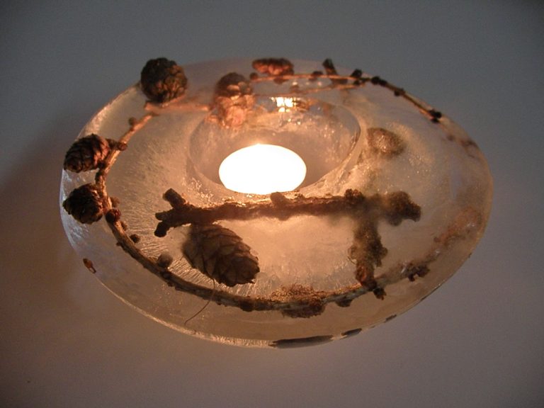 Windlicht aus Eis und Naturmaterialien