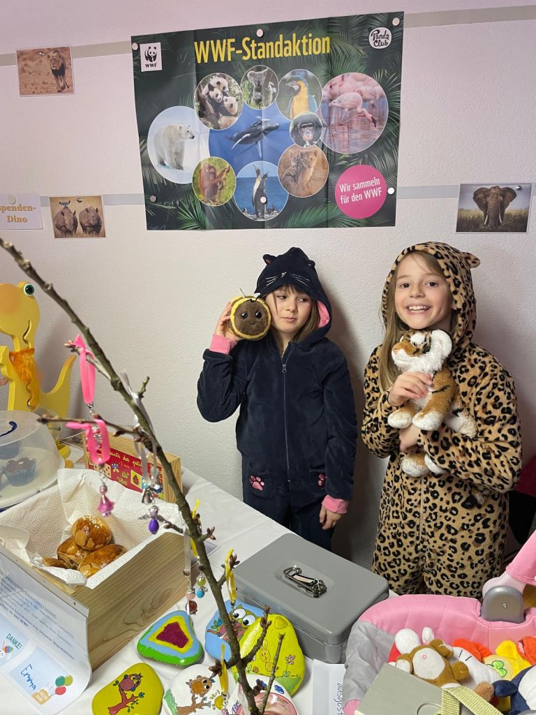 Nell und Emma bei ihrer WWF-Standaktion.