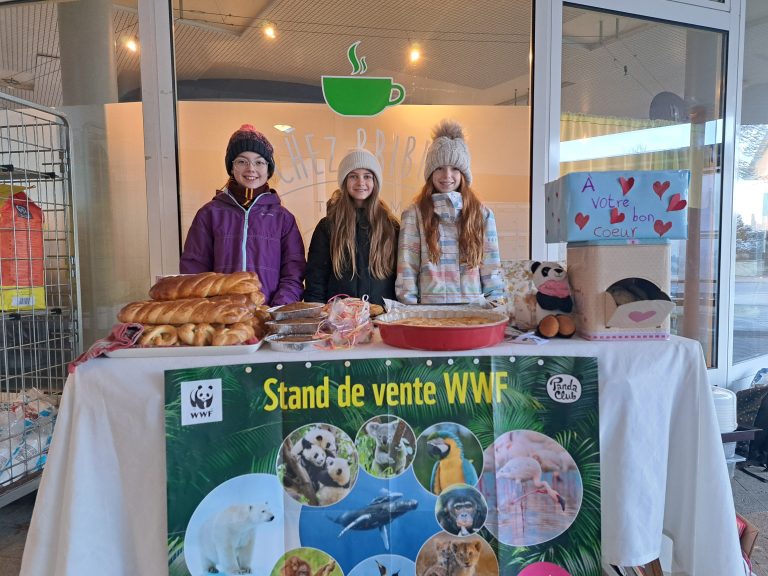 Sibylle, Léonie et Laura au stand de vente.