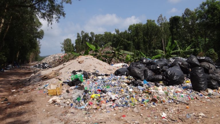 Ungeschützte Müllkippe in Vietnam