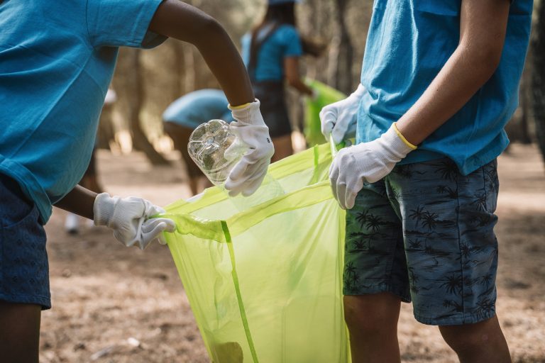 Kinder, die Abfall sammeln