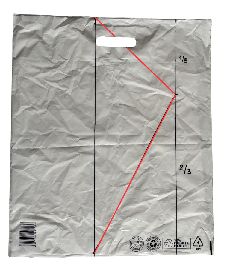 Plastiksack mit Dreieck und roter Linie
